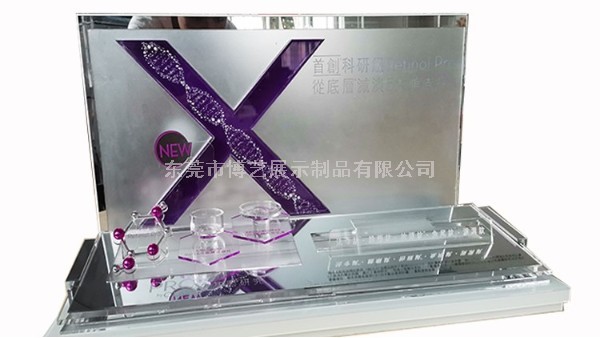 我們在定制亞克力展示架時，應該選擇UV印刷還是絲印呢？